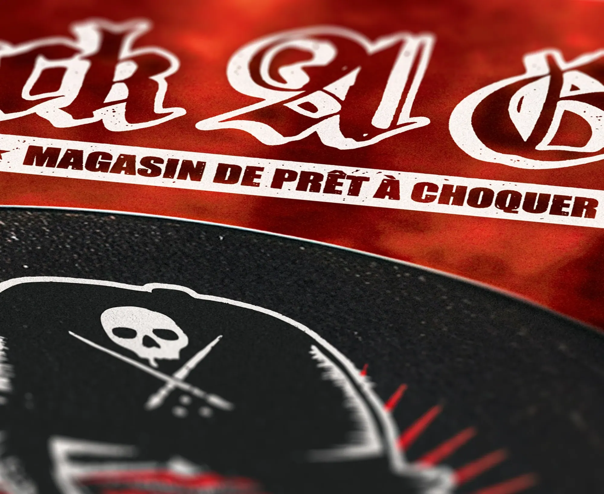 Étiquette de produit en français avec texte blanc sur fond rouge et noir, mentionnant 'Magasin de prêt à choquer' avec un symbole de crâne avec des os croisés.